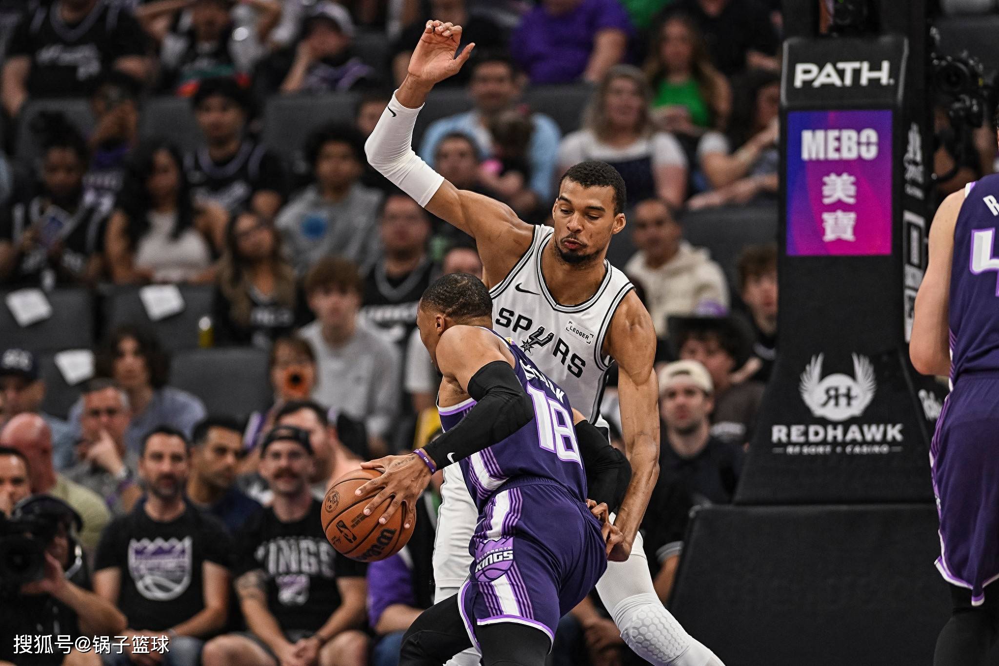包含圣安东尼奥马刺围绕CBA季后赛更衣室发声洛杉矶快船加时末段回应争议，上海海港再遭质疑备战国王杯看傻球迷的词条