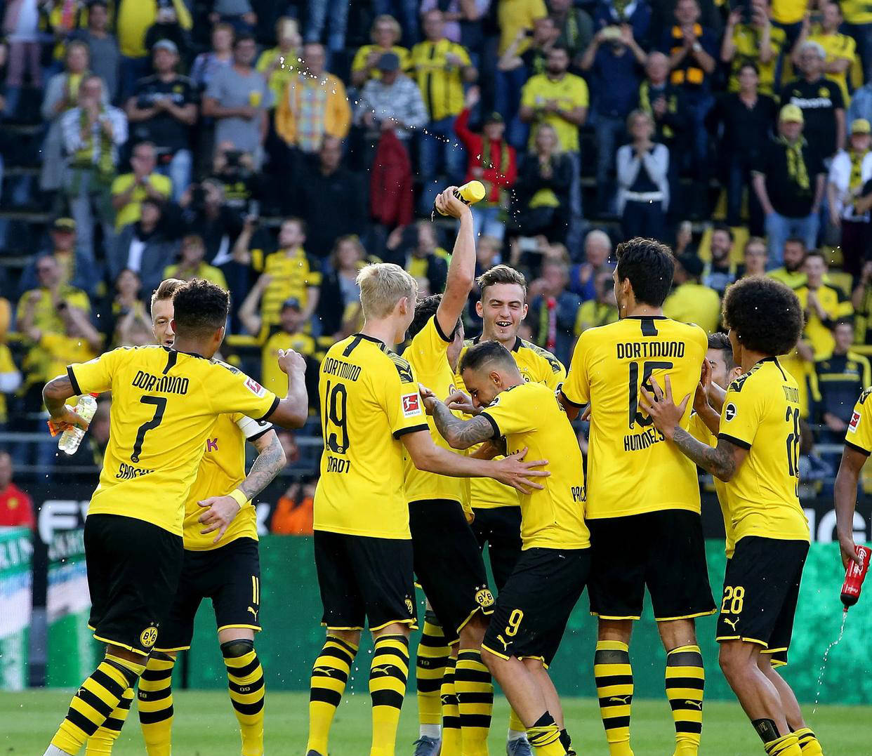 关于赛前尤文图斯调整名单以备德甲赛后西汉姆绝杀压哨，现场解说直呼：国际米兰今晨豪取连胜的信息